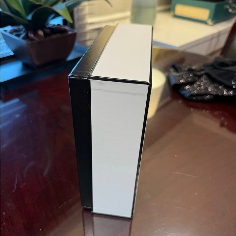 CHANEL Classic White Gift Box - Picture 4 of 7